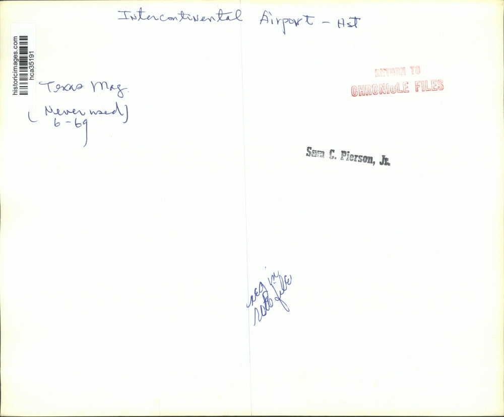 1969 Press Photo Passengers walk to plane at Houston Intercontinental Airport