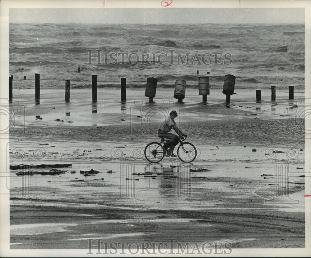 1973 Press Photo Jesse Wright rides bike along Galveston beach - hca35622- Historic Images