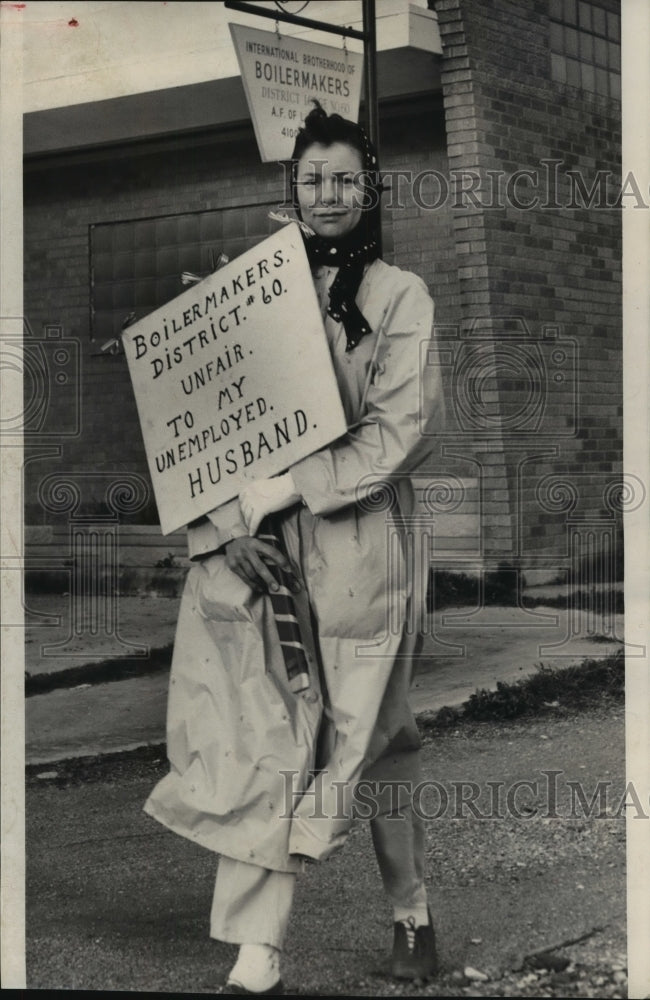 1959 Press Photo Mrs. Charles Pait holds sign outside Houston Boilermakers union