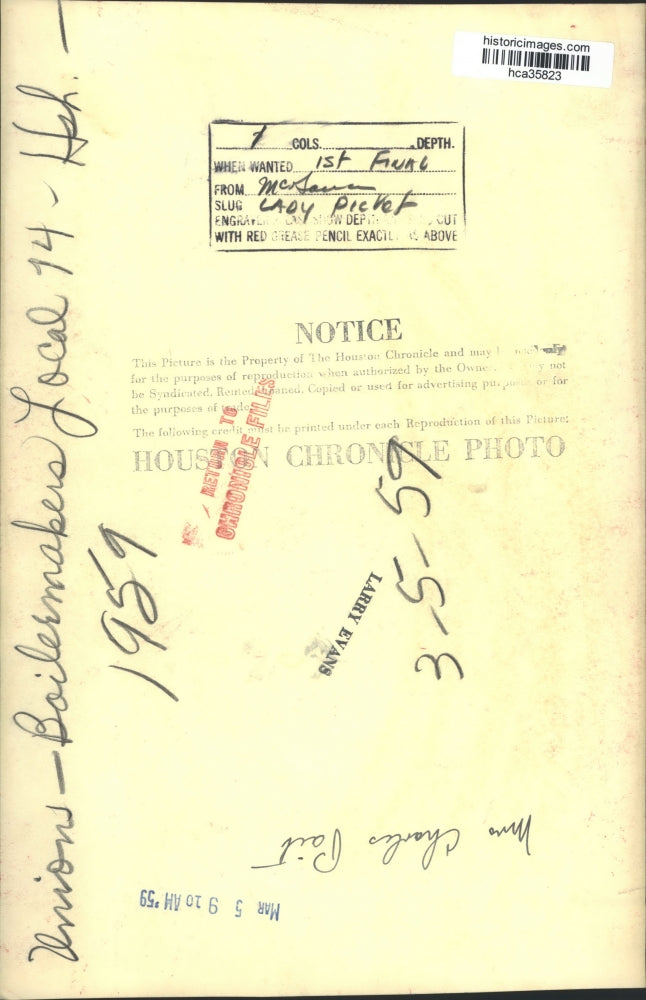 1959 Press Photo Mrs. Charles Pait holds sign outside Houston Boilermakers union