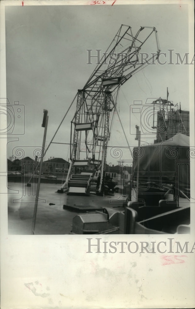 1959 Press Photo Damaged crane after hurricane in Texas - hca35828