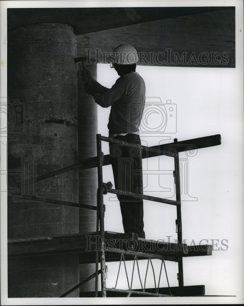 1968 Press Photo Construction worker on scaffolding at Houston airport