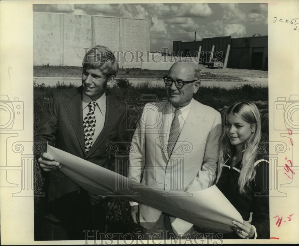 1971 Press Photo MIchael Vojacek, James Wilson plan new building in Houston