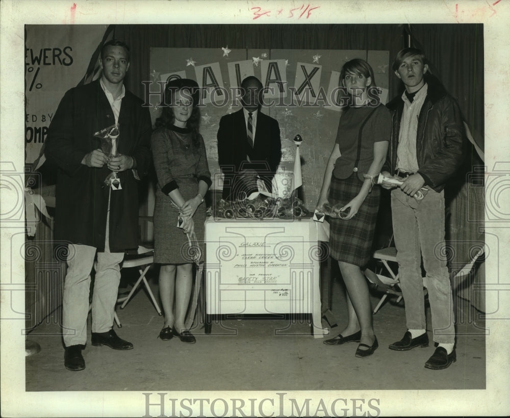1969 Press Photo Students attend Junior Achievement fair in Houston - hca36051