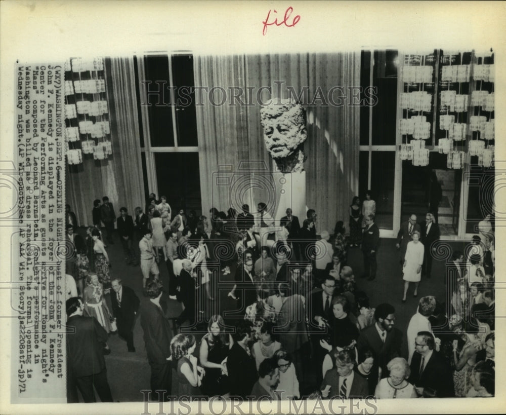 1971 Press Photo Guests mingle in foyer of John F. Kennedy Center in DC