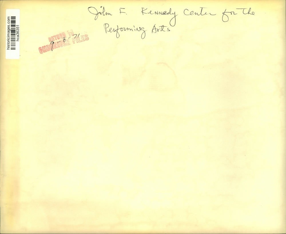 1971 Press Photo Guests mingle in foyer of John F. Kennedy Center in DC