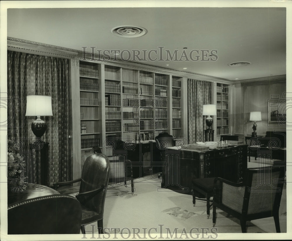 1960 Press Photo President's office of National Bank of Commerce with large desk