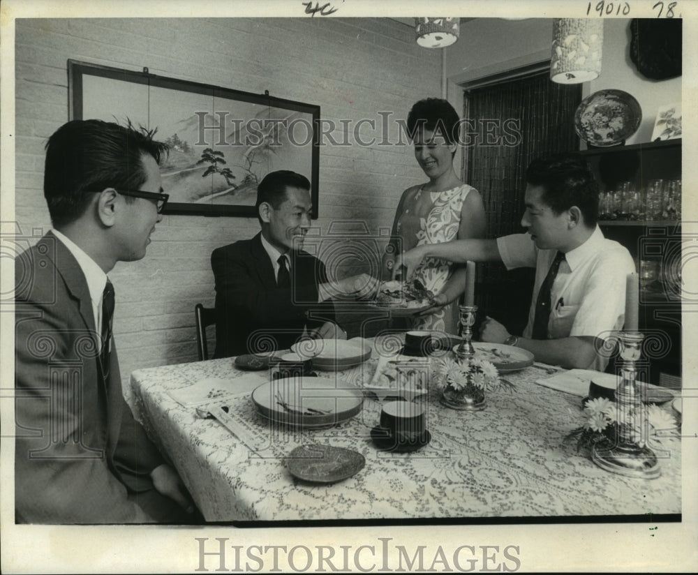 1969 Press Photo Mari Hart serves Ryoju Katsube and others lunch in Houston