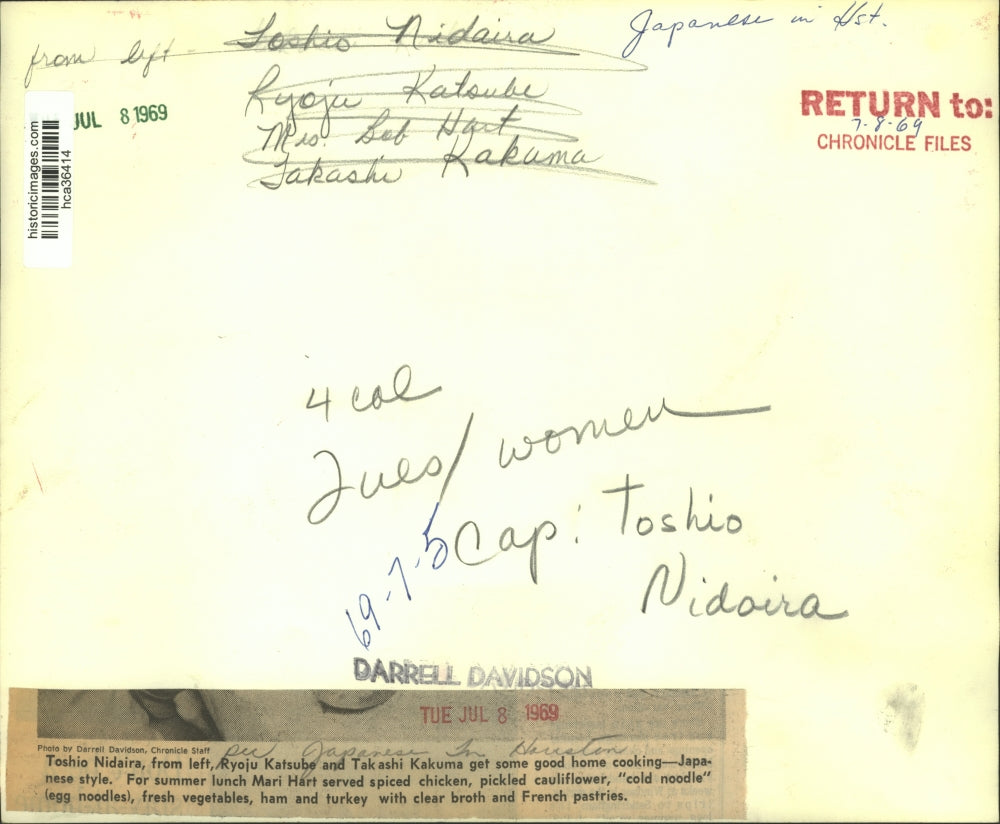 1969 Press Photo Mari Hart serves Ryoju Katsube and others lunch in Houston