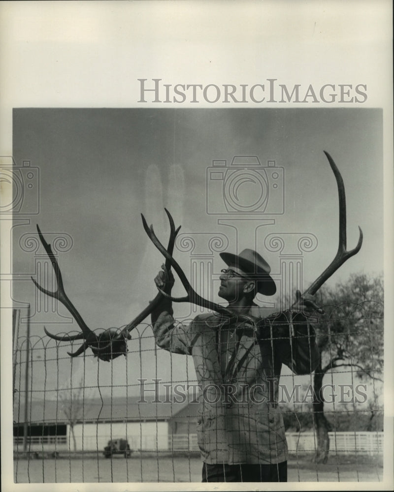 1963 Press Photo Simon Burg holds elk horns in Johnson City, Texas - hca36736
