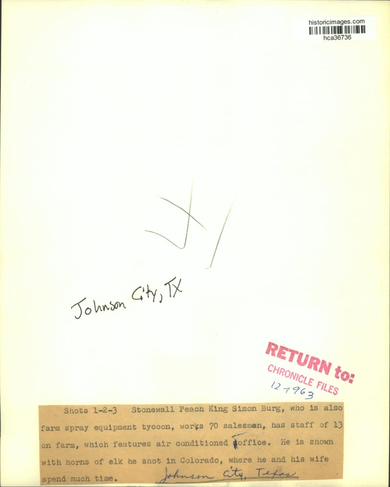 1963 Press Photo Simon Burg holds elk horns in Johnson City, Texas - hca36736