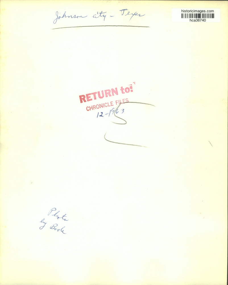 1963 Press Photo Man wearing cowboy hat inside Johnson City, Texas building