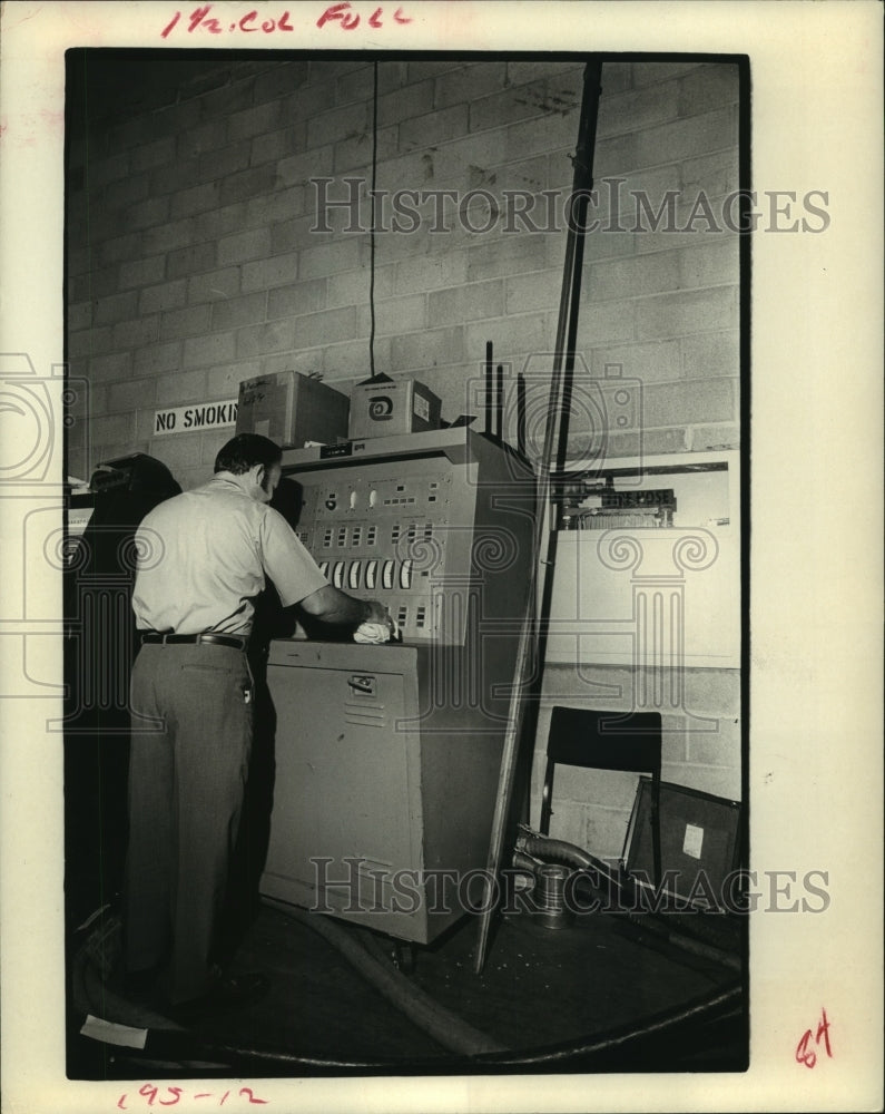 1971 Press Photo A. S. La Faso, Houston&#39;s Jones Hall stage manager at work- Historic Images