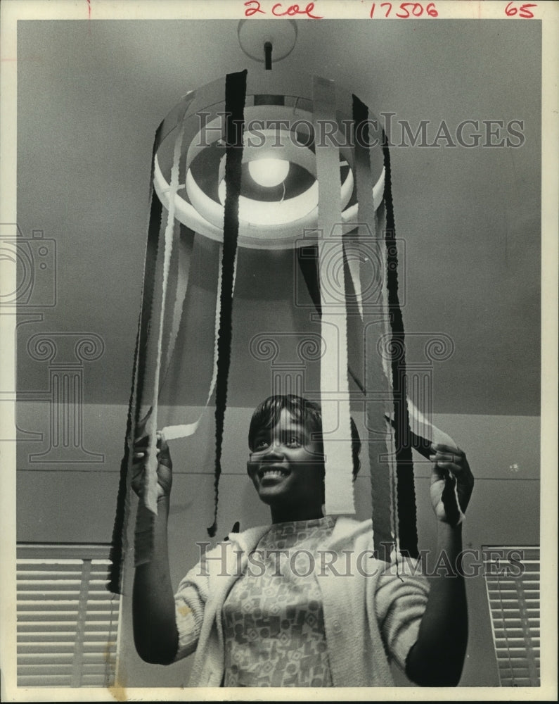 1970 Press Photo Mae Wright hangs decorations at Houston Junior Achievement Ball