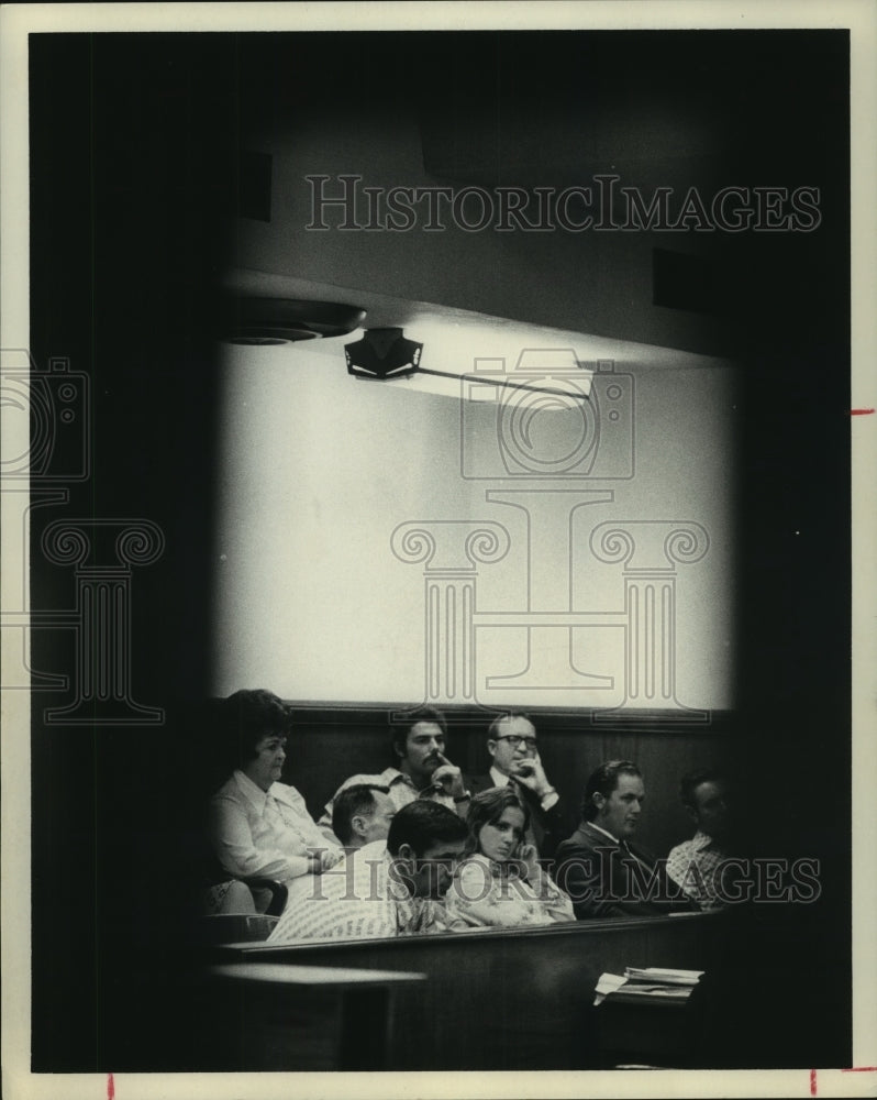 1974 Press Photo Harris Co. TX grand jury listing to courtroom testimony