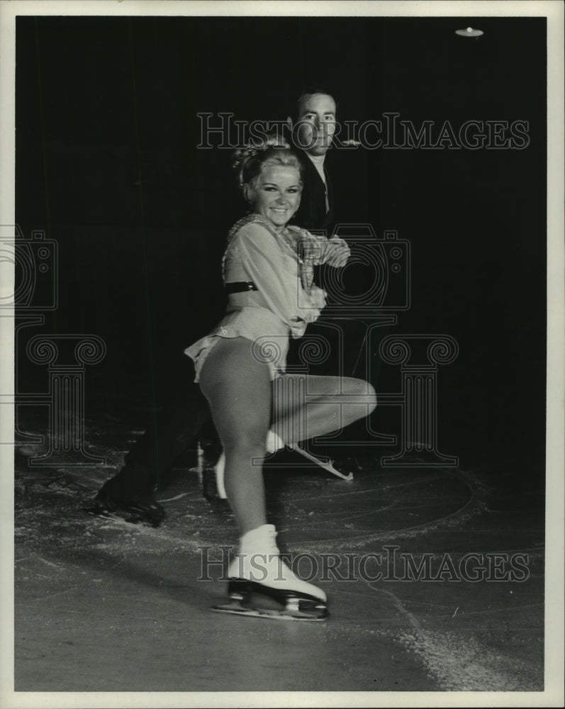 1970 Press Photo Couple ice skates in scene from Ice Follies in Houston
