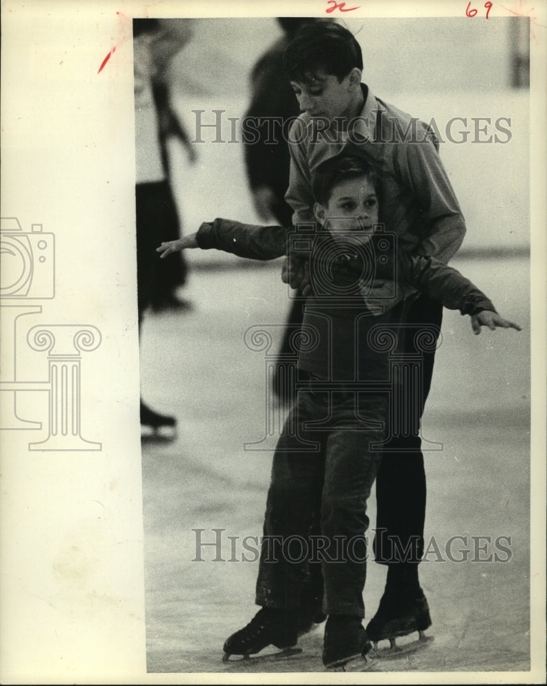 1969 Press Photo Boys ice skating in Houston, Texas - hca37359- Historic Images