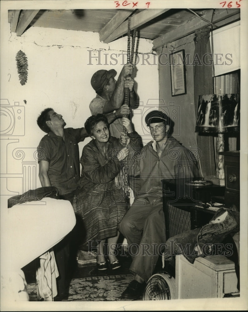 1959 Press Photo Fisherman family; Texas hurricanes - hca37420