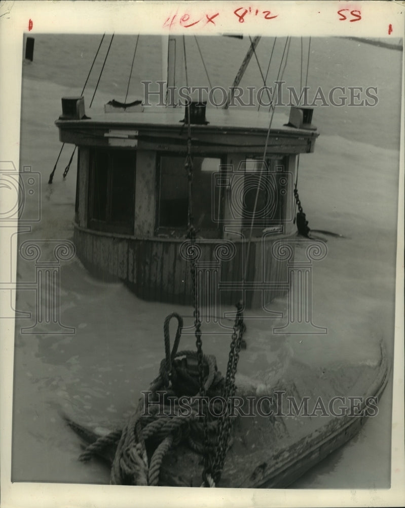1959 Press Photo Crows nest of sunken boat sticks out of water after storm in TX