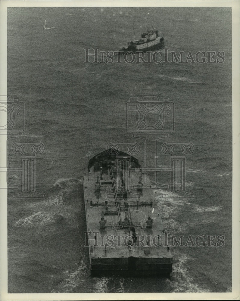 1963 Press Photo Aerial view of tug and barge in Gulf during Hurricane Cindy