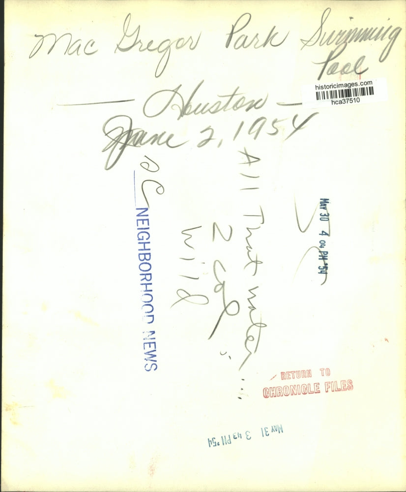 1954 Press Photo Man holds hose near MacGregor Park swimming pool - hca37510