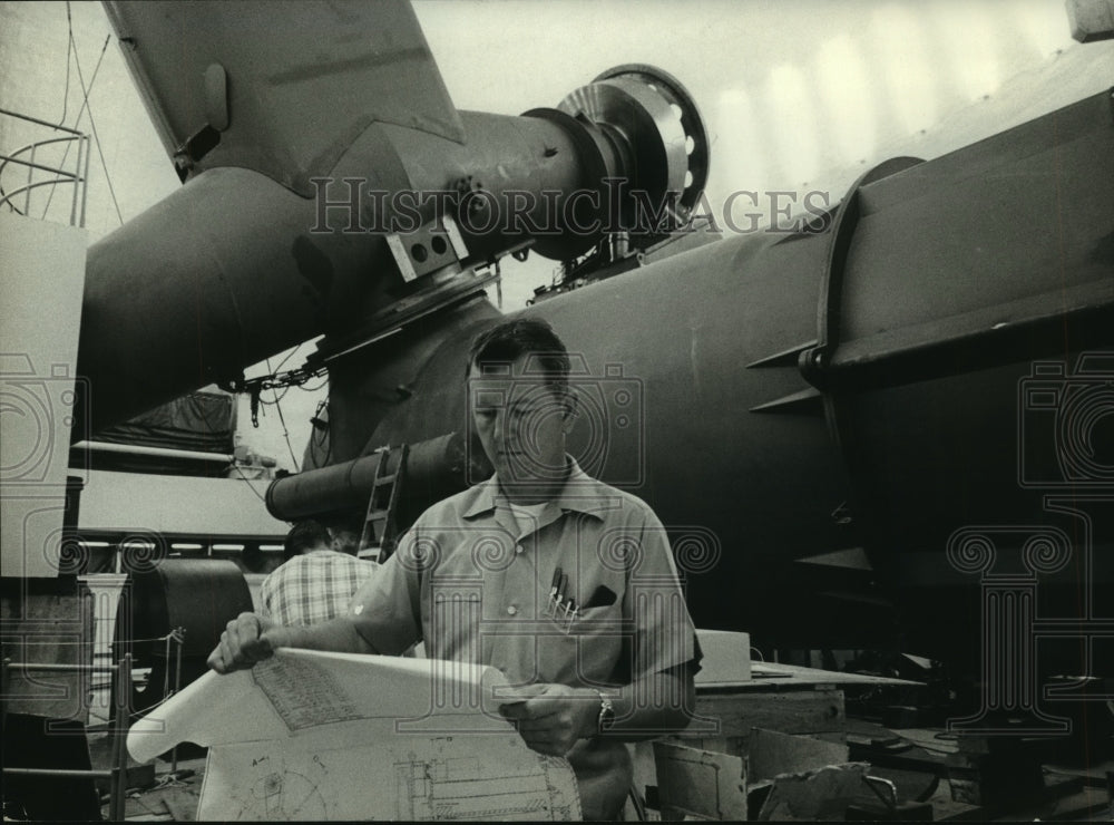1968 Press Photo McDonald Observatory chief engineer Johnnie Floyd reviews plans