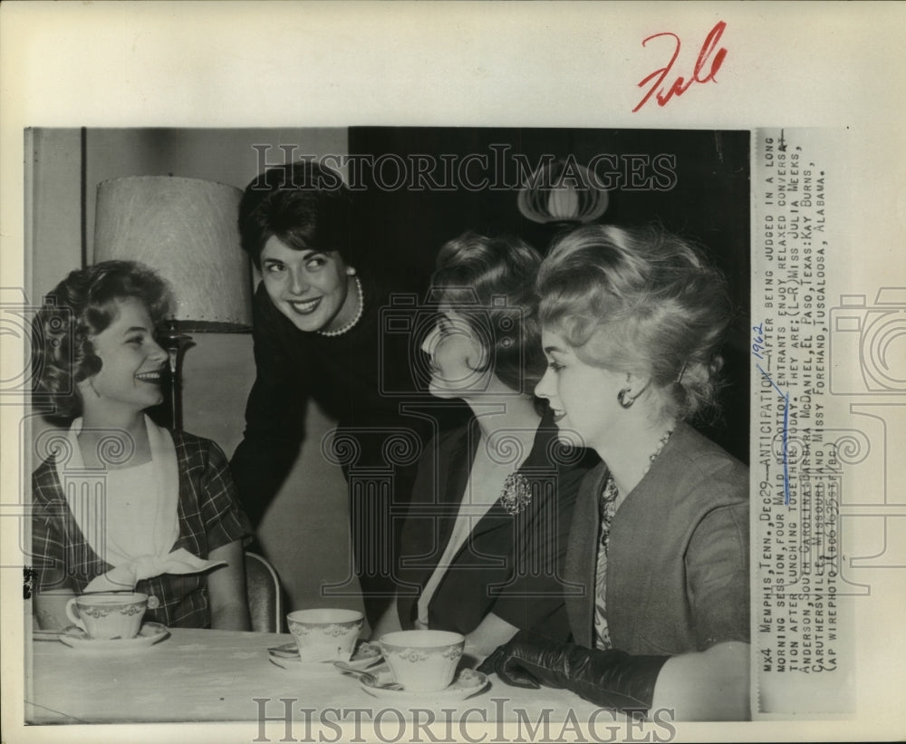 1962 Press Photo Maid of Cotton entrants visits after lunch in Memphis