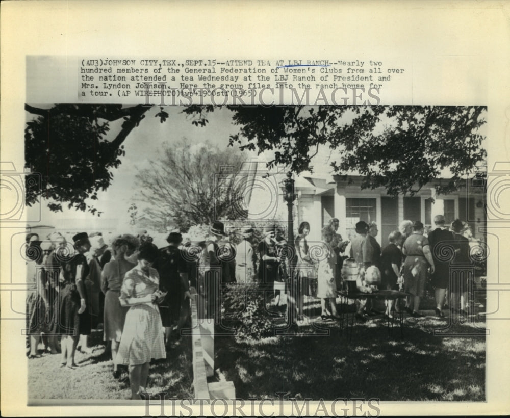 1965 Press Photo Women Club members at tea at Lyndon Johnson ranch in Texas