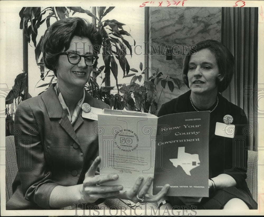 1969 Press Photo Houston League of Women Voters with educational booklet