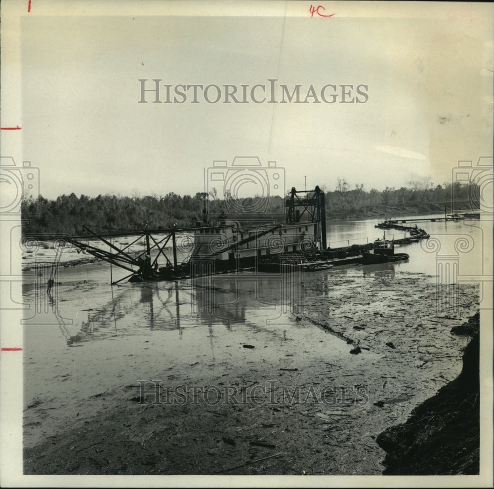 1969 Press Photo Dredge clears shoals in Liberty, Texas - hca37988