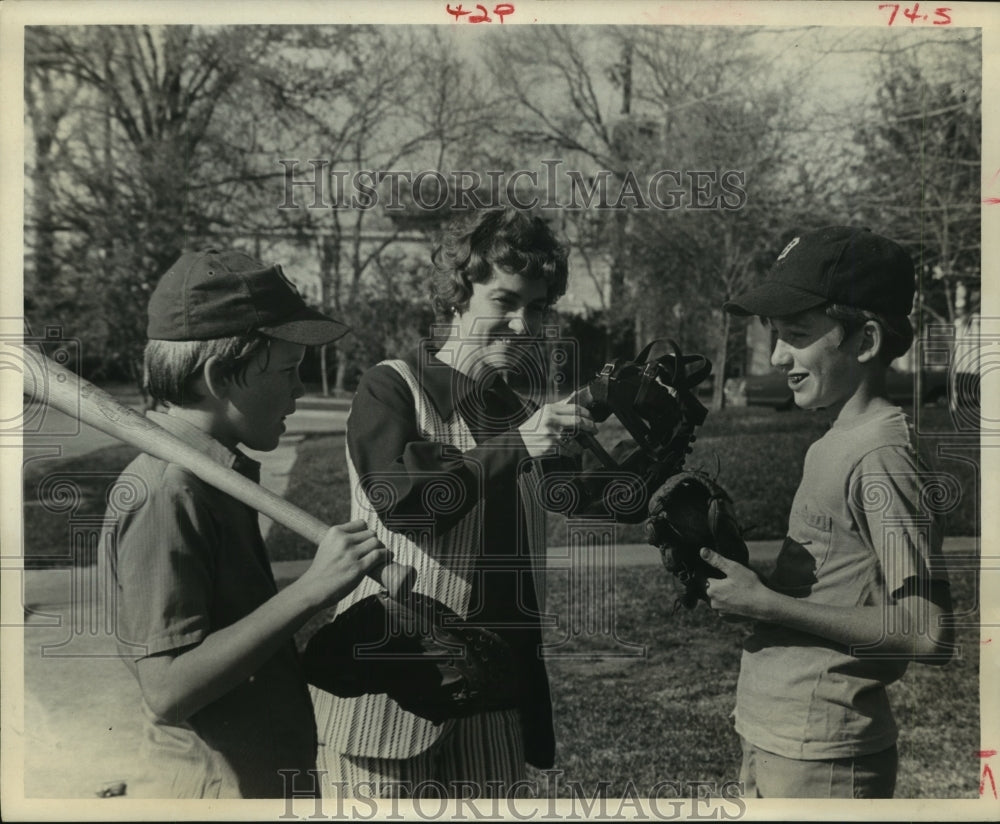 1970 Press Photo Joyce Merritt helps sons with Little League baseball in Houston- Historic Images