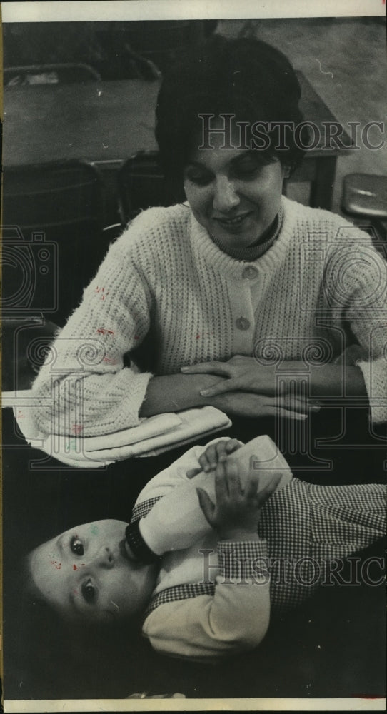 1971 Press Photo Woman and baby Modesta at Milby High.Magnolia Park Gas System