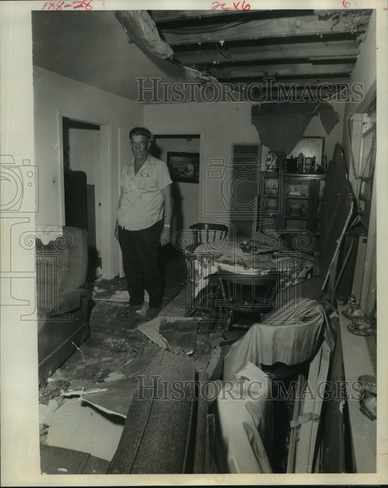 1969 Press Photo K. J. Hile in La Marque home destroyed by plant explosion