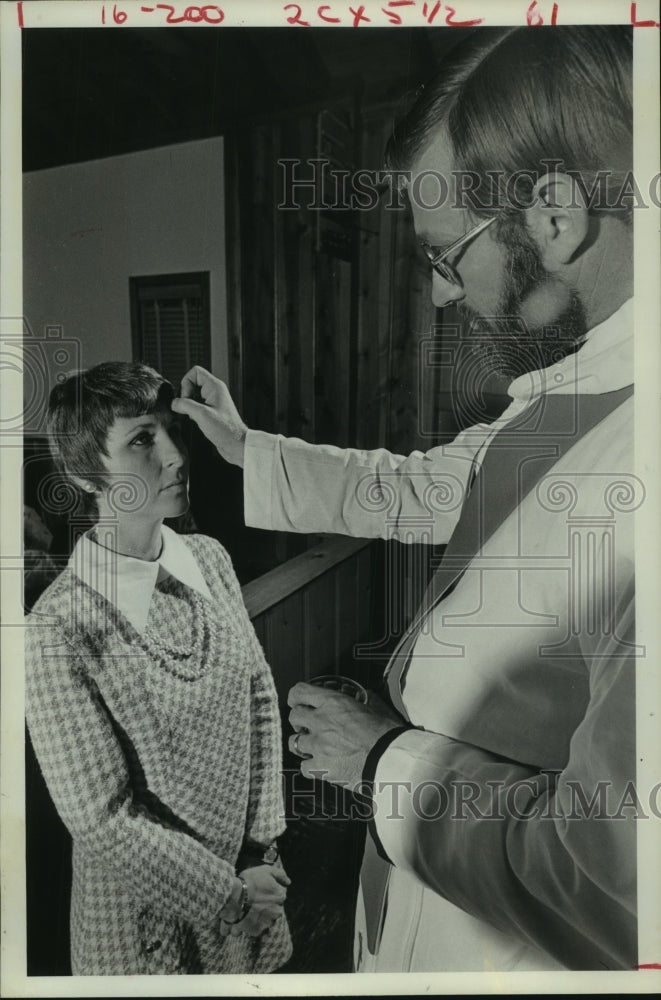 1974 Press Photo Houston's St. Alban's Rev. Ed Miller places ashes during Lent