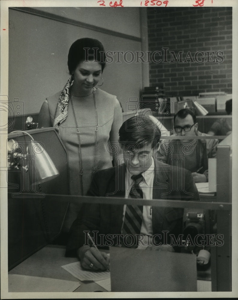 1970 Press Photo Mr. and Mrs. Larry Whitworth at Lee College class in Houston