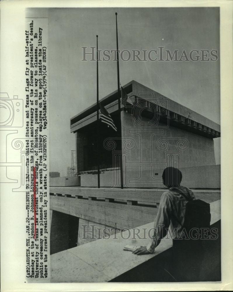1974 Press Photo Chris Scruggs views half-staff flags at LBJ Library in Texas