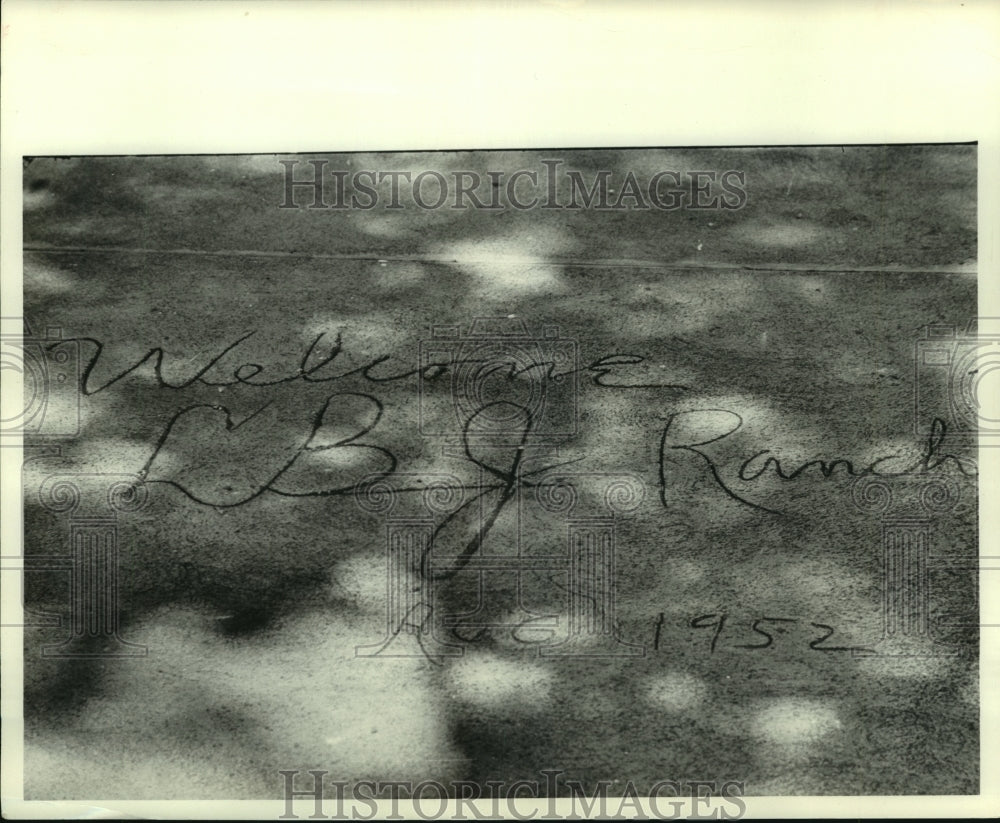 1963 Press Photo "Welcome LBJ Ranch Aug 1952" in cement at LBJ Ranch in Texas