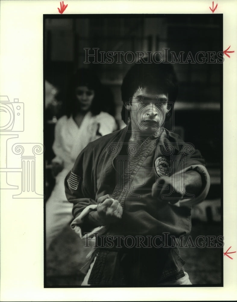 1987 Press Photo Richard Suarez at karate workout - hca38760- Historic Images