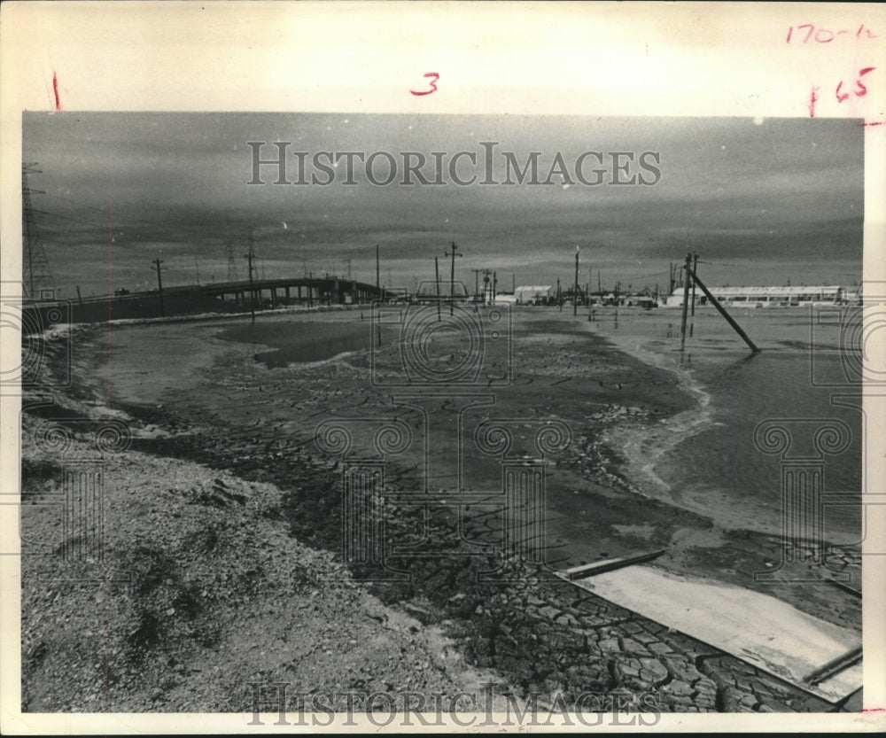 1973 Press Photo Water Encroachment, Land subsidence in Kemah, Texas - hca38972
