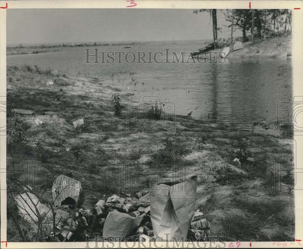 1971 Press Photo Trash pile on shores of Lake Livingston in Texas - hca39050