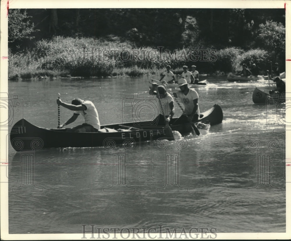 1963 Press Photo Men in Canoe Eldorado race others in Austin, Texas - hca39592