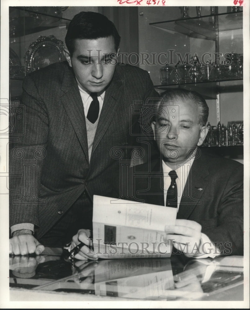 1959 Press Photo Harry Levit of Levit's Jewelers & lawyer review papers in TX