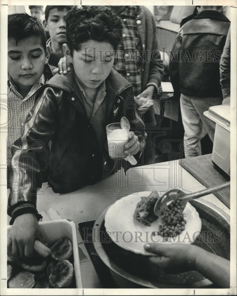 1966 Press Photo Laredo school children wait for Salvation Army noon meal