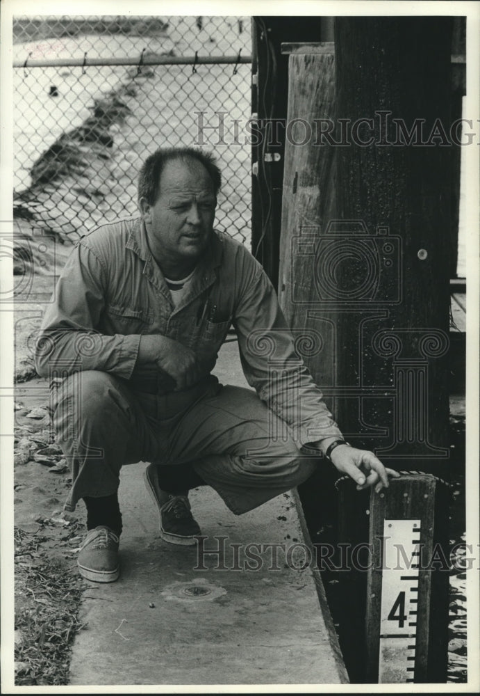 1973 Press Photo Charles Wilkes, Fish &amp; Wildlife, checks tide marker in Houston