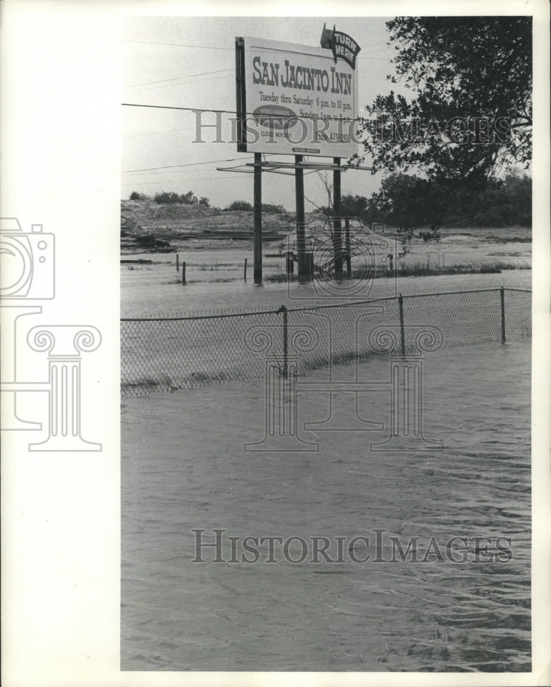 1963 Press Photo Flooding at San Jacinto Inn in Houston, Texas - hca39718