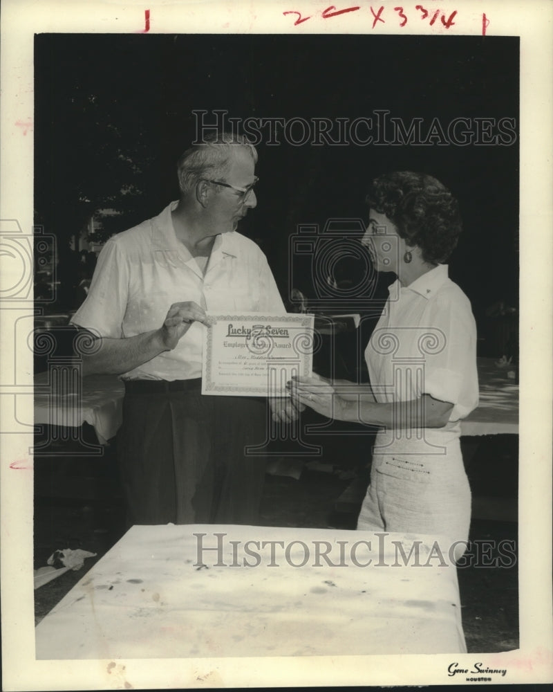 1959 Press Photo Man & woman hold Lucky 7 Employer certificate in Houston store