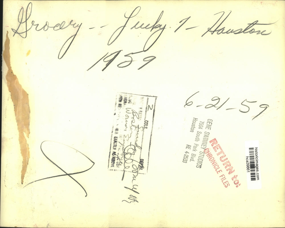 1959 Press Photo Man & woman hold Lucky 7 Employer certificate in Houston store