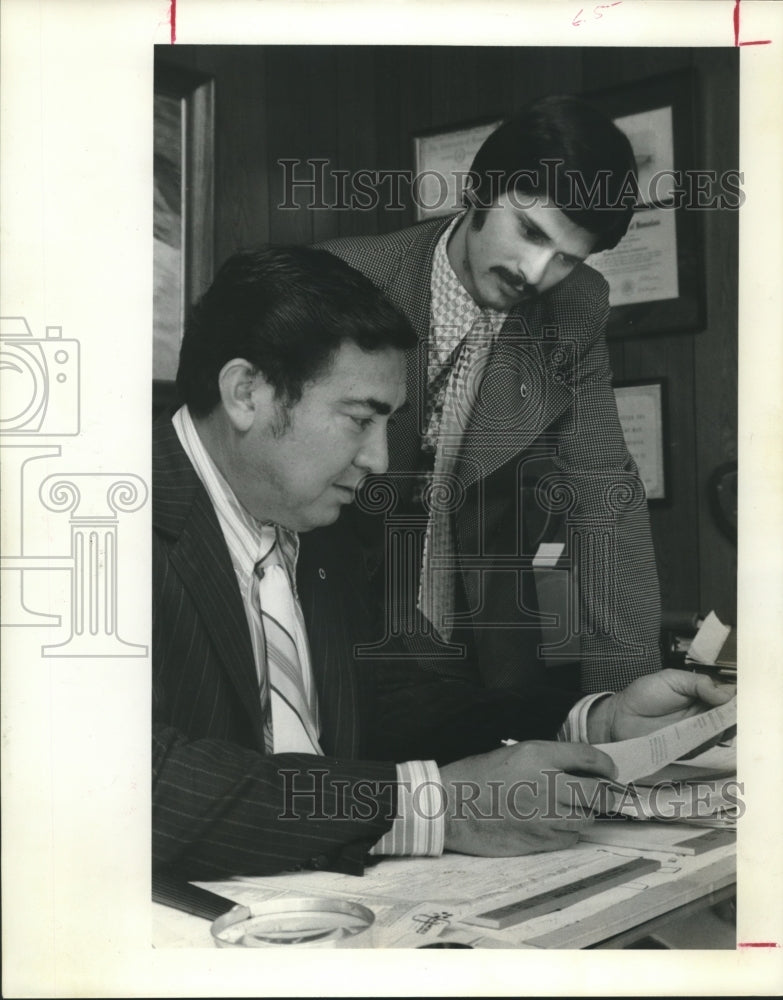 1973 Press Photo Real estate agents Jess Rodriguez and Alex Manzano in Houston