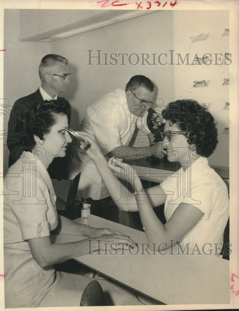 1959 Press Photo Women gets measured for glasses at Lee Optical, Houston