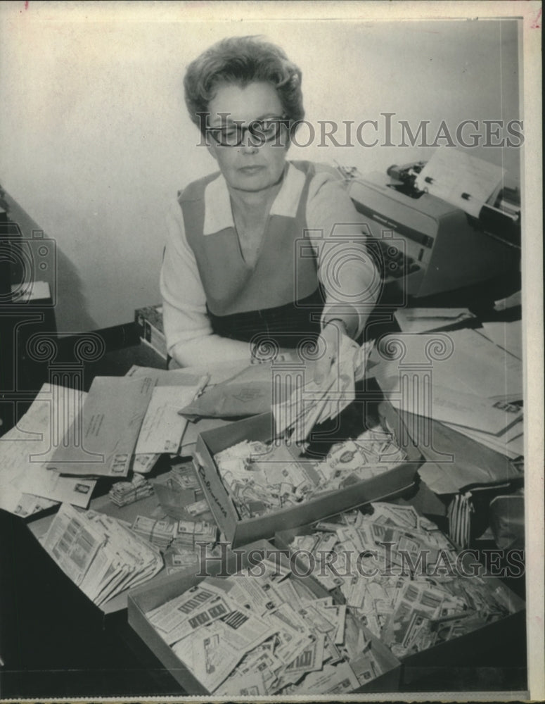 1971 Press Photo Oklahoma Kidney group secretary Mrs. Thomas Hays with coupons